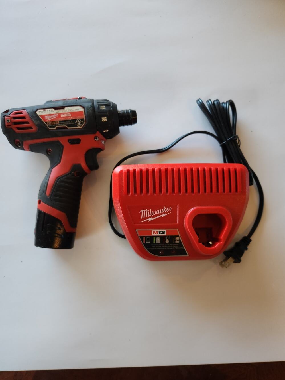 Milwaukee M12 2406-20 12V Cordless 1/4 Hex Screwdriver Driver Battery Charger
